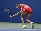 TO NEMÁM. Roberta Vinciová se marn natahuje po míku v semifinále US Open.