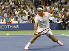 NÁBH NA SÍ. Roger Federer se chystá na volej v semifinále US Open.