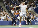 AGRESIVNÍ RETURN. Roger Federer se opel do bekhendu v semifinále US Open.