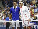 PED FINÁLE. Novak Djokovi (vlevo) a Roger Federer pózují fotografm ped...