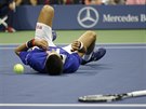NA ZEMI. Novaka Djokovie potkal ve finále US Open nepíjemný pád.