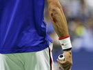 KREV. Novak Djokovi si pi pádu v prvním setu US Open poranil loket a zápstí...