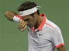 DINA. Roger Federer si otírá pot pi finále US Open.