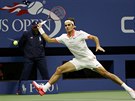 TO MÁM. Roger Federer se natahuje po míku ve finále US Open.