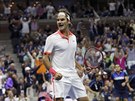 POZOR NA M. Roger Federer slaví zisk druhého setu ve finále US Open.