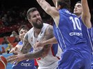 Pavel Houska (zády s íslem 10) usilovn brání srbského basketbalistu Miroslava...