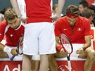 JE TO BOJ. Marco Chiudinelli (vlevo) a Roger Federer odpoívají bhem...