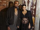 Kanye West a thotná Kim Kardashianová na pehlídce Givenchy (New York, 11....