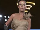 Modelka s bionickou rukou Rebekah Marine na newyorském týdnu módy (13. záí...