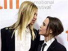 Samantha Thomasová a Ellen Page (Toronto, 12. záí 2015)