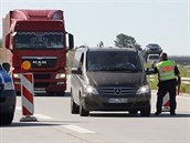 Nmecká policie kontroluje na dráanské dálnici A17 pár kilometr za Krásným...