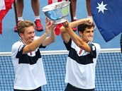 Francouzt tenist Nicolas Mahut (vlevo) a Pierre-Hugues Herbert slav titul...