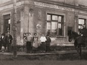 Velko-popovická restaurace, hostinský Padevět kolem roku 1900.