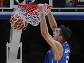 Český basketbalista Tomáš Satoranský smečuje do chorvatského koše.