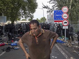 Pi stedench potykch mezi migranty a maarskou polici na pechodu Horgo...