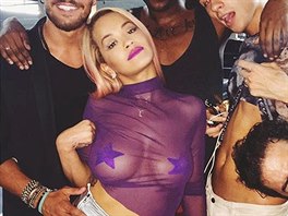 V odhalování Miley zdatn konkuruje britská zpvaka Rita Ora. Fialové...