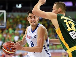 esk basketbalista Tom Satoransk v njezdu k litevskmu koi kolem Pauliuse...