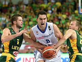 esk basketbalista Tom Satoransk se seznamuje s tvrdou litevskou obranou.