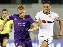 Jakub Blaszczykowski (vlevo) z Fiorentiny unik Nicolasi Burdissovi z Janova.