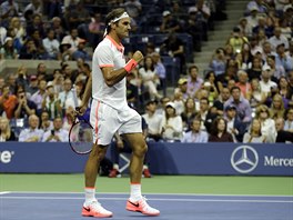 POVEDLO SE. Roger Federer se raduje z spn zvldnutho semifinle US Open.