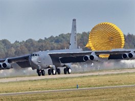 Pílet strategického bombardéru B 52, který pistál na letiti v Ostrav...