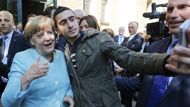 Uprchlíci v Berlíně vítali kancléřku Angelu Merkelovou s nadšením. (10. září 2015)