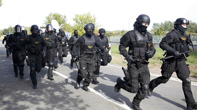 zsah maarsk policie na hraninm pechodu Horgo-Rszke, kde uprchlci prolomili plot. (16. z 2015)