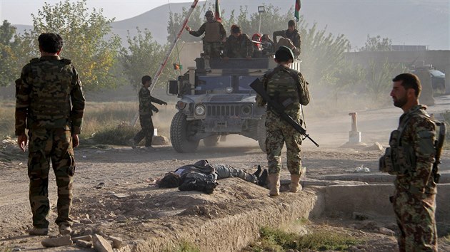 Nsledky toku na vznici v afghnsk provincii Ghazn (14. z 2015)