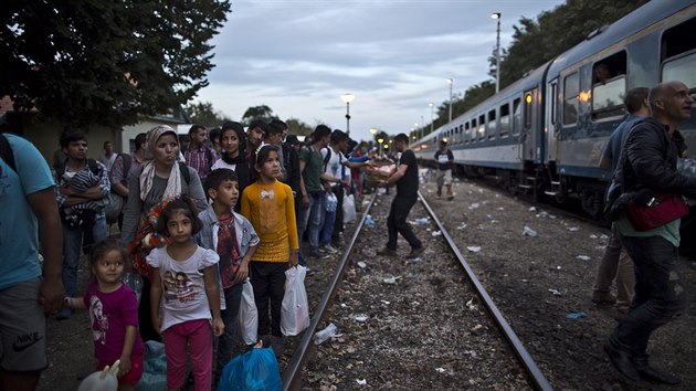 Uprchlci v maarskm Rszke nastupuj na vlak mc do Rakouska (14. z 2015)