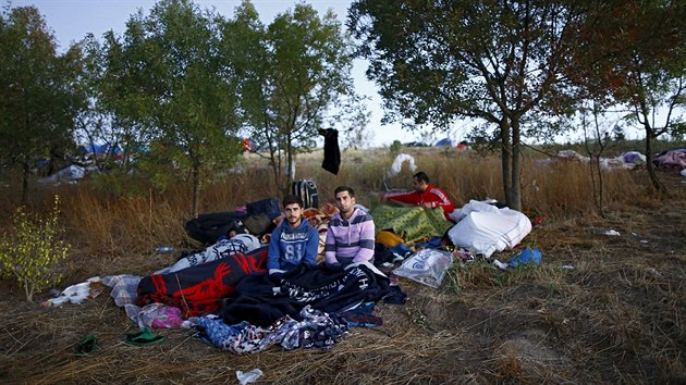 Turecká policie zastavila desítky uprchlíků, kteří se pokusili přejít z Turecka pěšky do Řecka (15. září 2015)