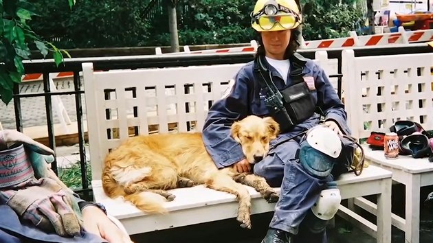 Fenka Bretagne se svoj majitelkou a psovodkou, Denise Corlissovou, pi odpoinku v z 2001.