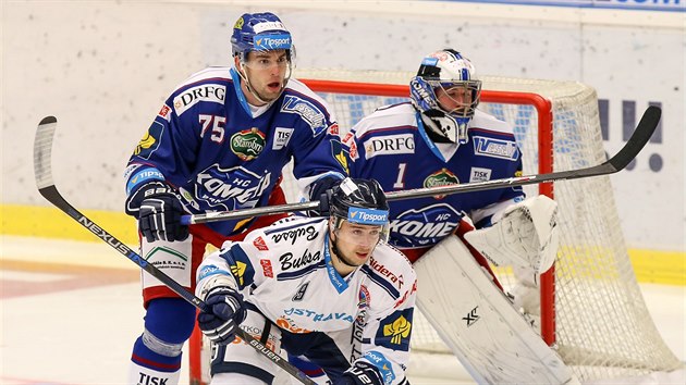 Richard Stehlk z Komety pomh branki Marku iliakovi. Ped brankou otravuje vtkovick Jan Ka.