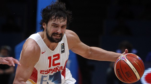 panlsk basketbalista Sergio Llull v utkn s Franci.