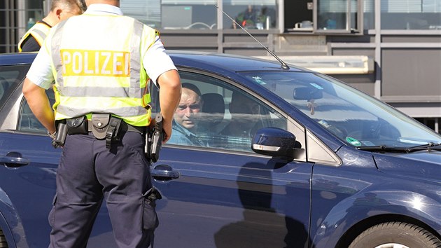 Nmeck policie kontroluje na dransk dlnici A17 pr kilometr za Krsnm Lesem auta pijdjc od eskch hranic.