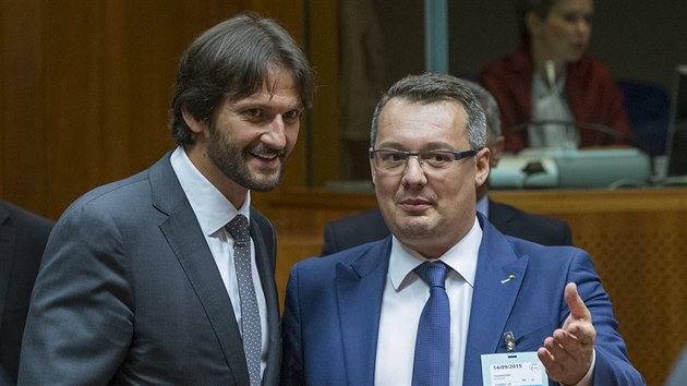Slovensk ministr vnitra Robert Kalik (vlevo) s rumunskm ministerskm nmstkem Bogdanem Tohaneanuem na mimodnm summitu v Bruselu (14. 9. 2015)