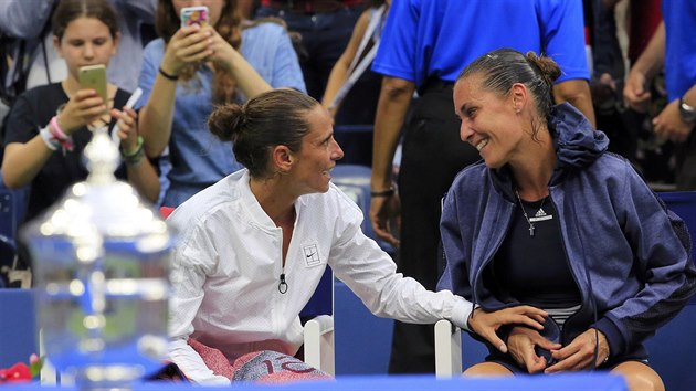 Italsk tenistky si vesele povdaj po finle US Open, kde vyhrla Flavia Pennetaov (vpravo).