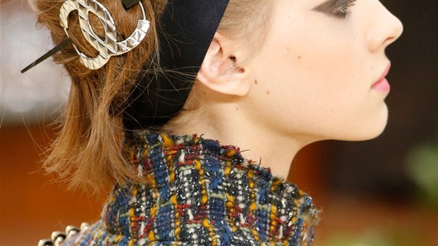 Retro drdol s čelenkou na přehlídce Chanel, podzim - zima 2015