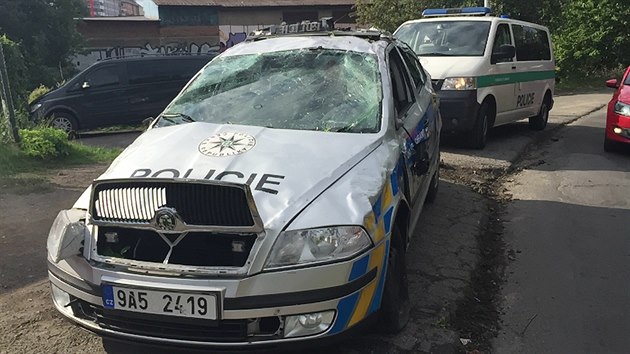 Policist pronsledovali civiln vozidlo, nezvldli ale zen a skonili v Botii (11.9.2015)