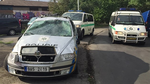 Policist pronsledovali civiln vozidlo, nezvldli ale zen a skonili v Botii (11.9.2015)