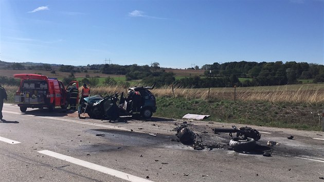 Motork pedjdl, v protismru se stetl s osobnm autem. Nehodu nepeil. (16.9.2015)