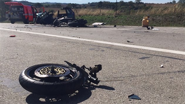 Motork pedjdl, v protismru se stetl s osobnm autem. Nehodu nepeil. (16.9.2015)