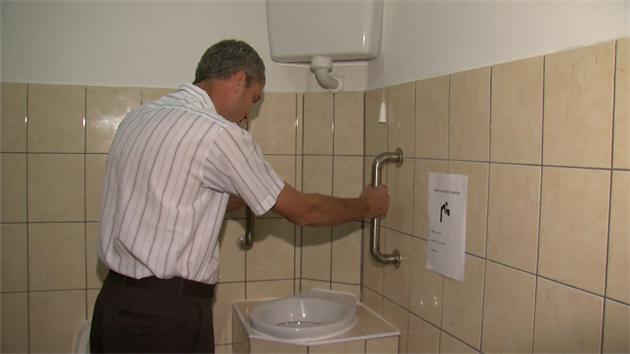 Majitel praskho klubu Kotelna Vclav Zeman u msy, kterou nechal nainstalovat na toaletu pro pro zvracejc hosty