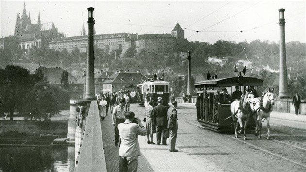 V�z ��slo 90. Letn� otev�en� v�z kon�sp�e�n� tramvaje v pr�vodu tramvajov�ch vozidel k 50. v�ro�� zalo�en� m�stsk�ho dopravn�ho podniku dne 18. 9. 1947