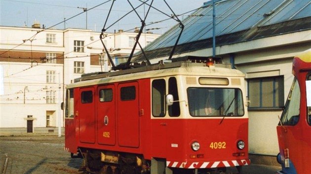 Pohled na kolejov brus Schrling . 4092 nedlouho ped pednm podnikovmu muzeu. Vozovna Pankrc, 1999.