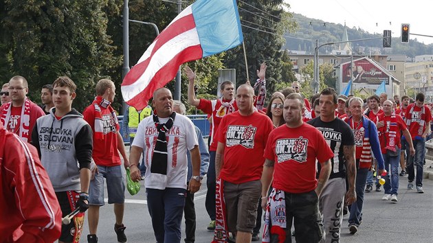 Fanouci Zbrojovky Brno vyrazili na zpas se Zlnem v kolon aut. Vedl je bval fotbalista Petr vancara.