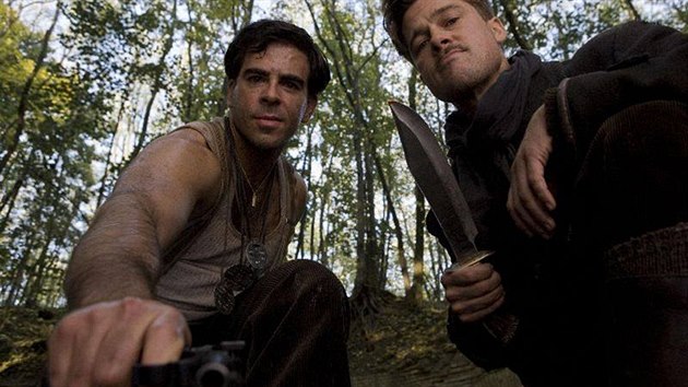 Eli Roth a Brad Pitt ve filmu Hanebný pancharti
