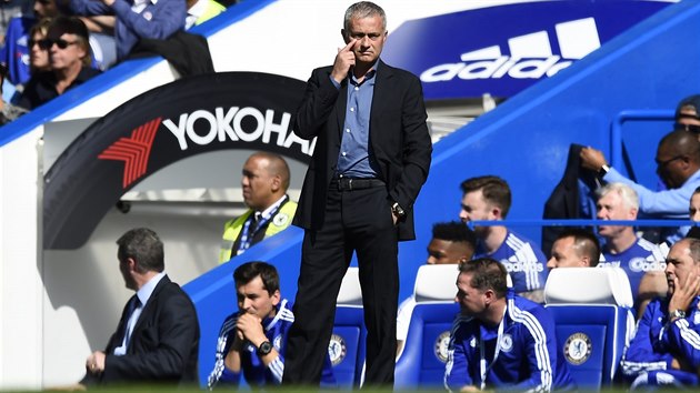 Jos Mourinho sleduje od postrann ry vkon Chelsea proti Arsenalu.