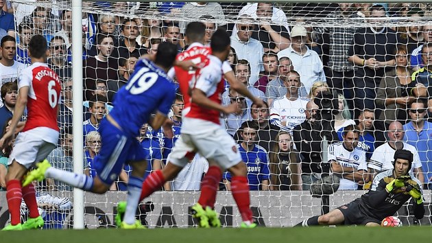 Petr ech zasahuje proti stele Diega Costy pi svm nvratu na Stamford Bridge.