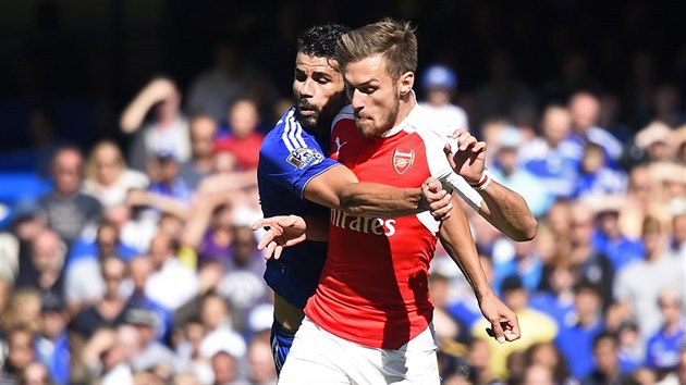 Aaron Ramsey m za mem v londnskm derby Chelsea s Arsenalem, zastavit se ho sna Diego Costa.