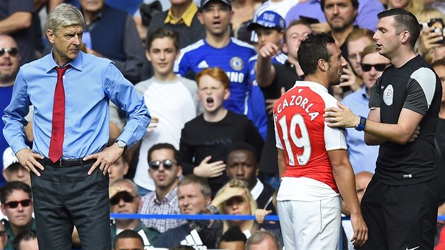 Kapitn Arsenalu Santi Cazorla opout pedasn trvnk po erven kart. Po Gabrielovi byl druhm vylouenm hrem host v zpase.